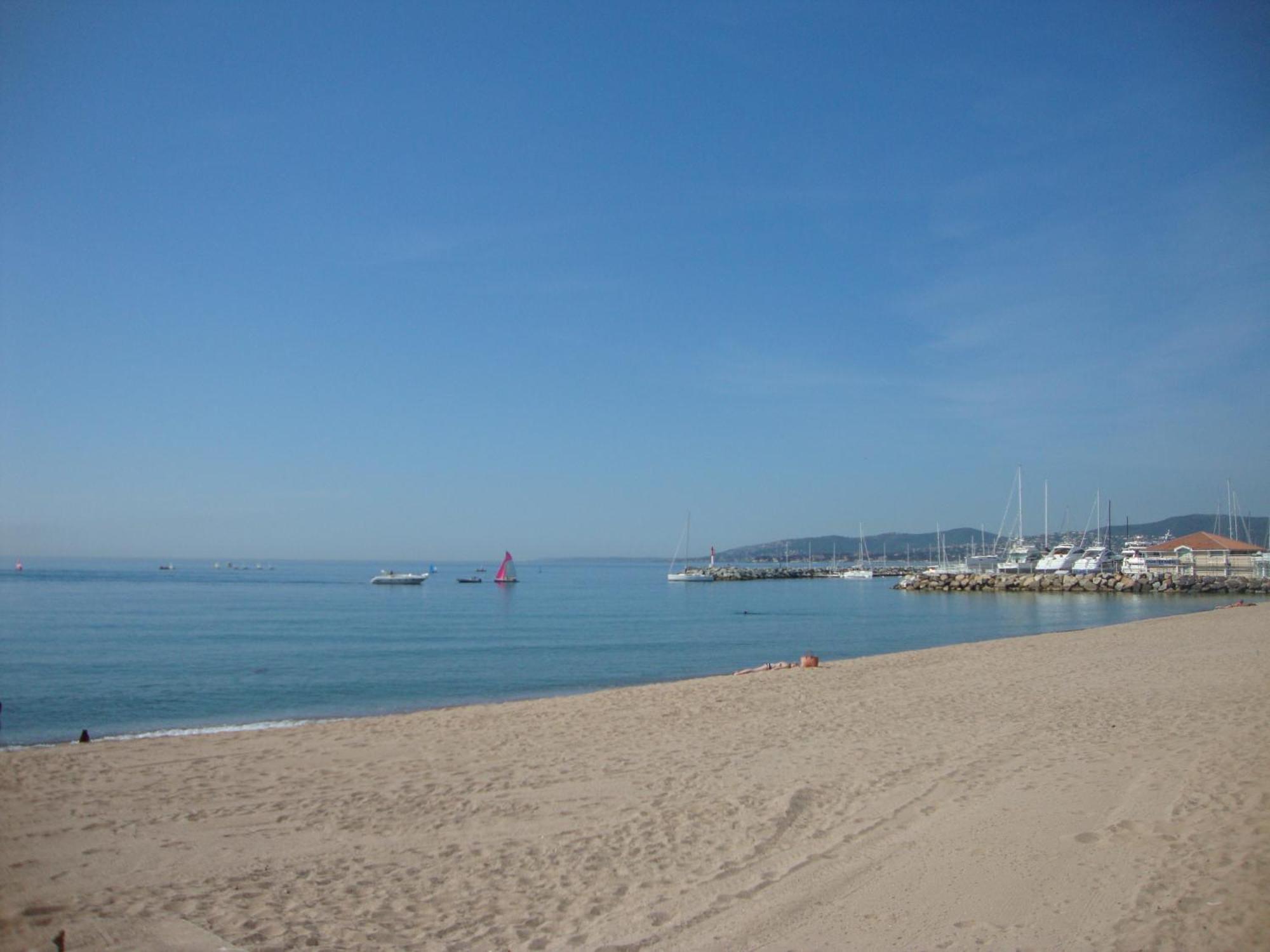 Le Soleil Bleu Bed and Breakfast Fréjus Esterno foto