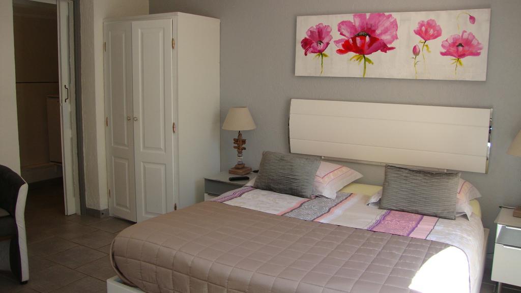 Le Soleil Bleu Bed and Breakfast Fréjus Esterno foto