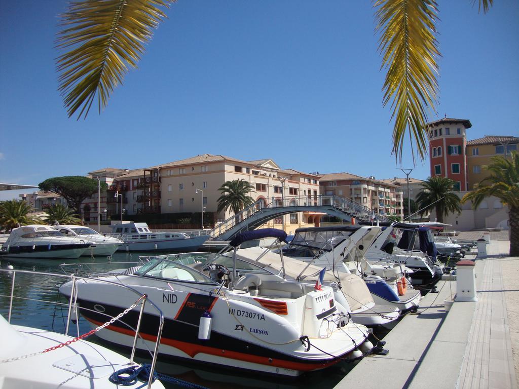 Le Soleil Bleu Bed and Breakfast Fréjus Esterno foto