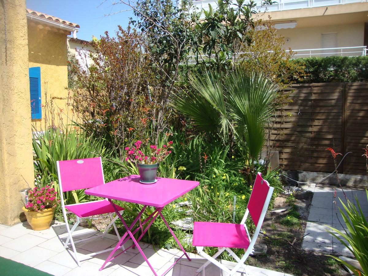 Le Soleil Bleu Bed and Breakfast Fréjus Esterno foto
